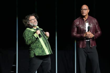 Jack Black y Dwayne Johnson en la presentación de la próxima película de Jumanji en la convención CinemaCon
