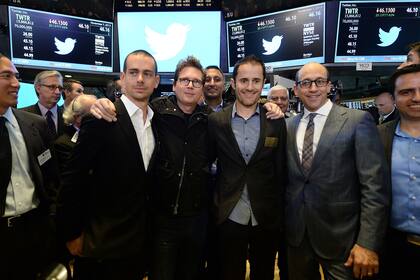 Jack Dorsey, Christopher 'Biz' Stone, Evan Williams y Dick Costolo (entonces CEO de la compañía) en 2013 cuando comenzó a cotizar en el New York Stock Exchange (NYSE)