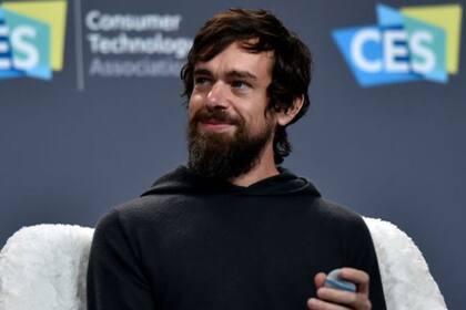Otros multimillonarios como Mark Zuckerberg o Larry Page, también se han pagado US$1 de salario