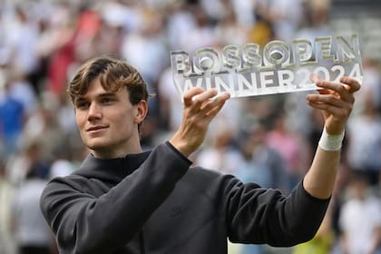 Jack Draper con el trofeo de campeón tras derrotar a Matteo Berrettini en la final del Abierto de Stuttgart, el domingo 16 de junio de 2024. (Marijan Murat/dpa vía AP)