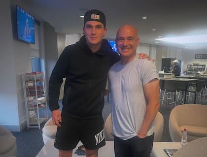 Jack Draper, en Nueva York, junto con una leyenda: Andre Agassi