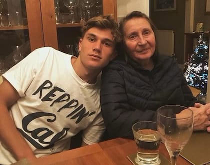 Jack Draper, semifinalista del US Open, junto con su abuela, Brenda, a quien le diagnosticaron Alzheimer en 2015