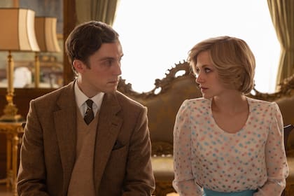 Jack Farthing da vida al Príncipe Carlos en Spencer