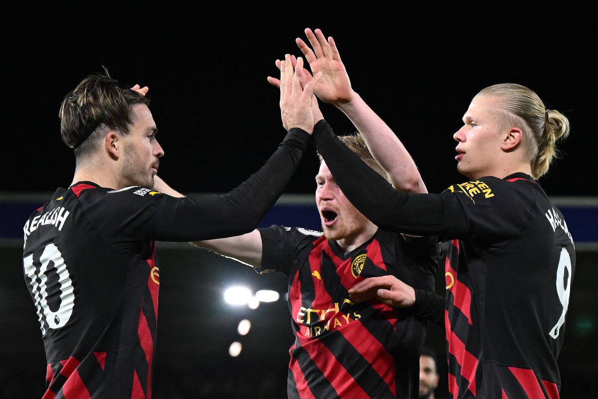 Jack Grealish celebra con Erling Haaland y Kevin De Bruyne un gol de Manchester City