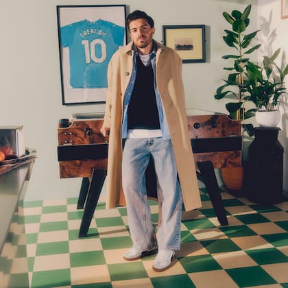 Jack Grealish, estrella de Manchester City, con un estilo clásico y creativo.