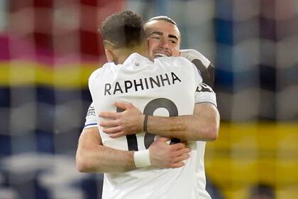 Jack Harrison festeja la apertura del marcador junto a su compañero de equipo, Raphinha, durante el partido que disputan con el Crystal Palace.