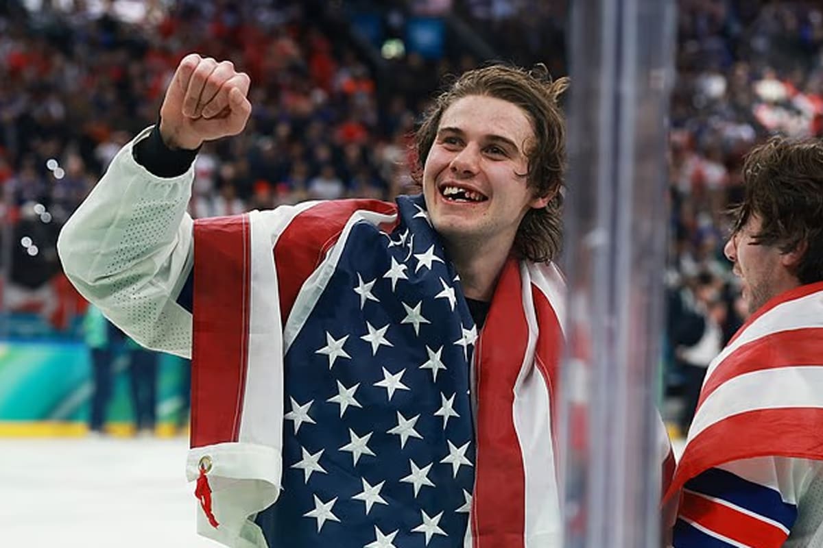 Jack Hughes, con un diente roto, celebra el oro olímpico estadounidense en Hockey sobre Hielo