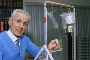 Jack Kevorkian, conocido como "el doctor muerte", exhibe el aparato con el que asistió a quitarse la vida a decenas de personas en los Estados Unidos