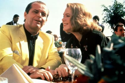 Jack Nicholson junto a Kathleen Turner en El honor de los Prizzi. Durante el rodaje de esa película, Jack Nicholson le habló a la actriz sobre la ofensiva apuesta que había hecho con Michael Douglas.