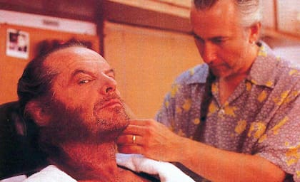Jack Nicholson sufrió una severa alergia debido al pegamento utilizado para pegarle el vello del lobizón.