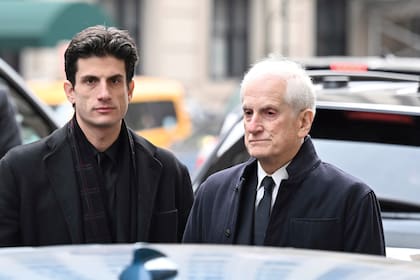 Jack Schlossberg con su padre, Edwin Schlossberg, en el funeral de Tatiana