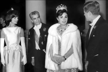 Jackelin Kennedy, Reza Pahlavi, Farah Diba y John Fitzgerald Kenney en la visita que las majestades de Irán realizaron a los Estados Unidos en 1962