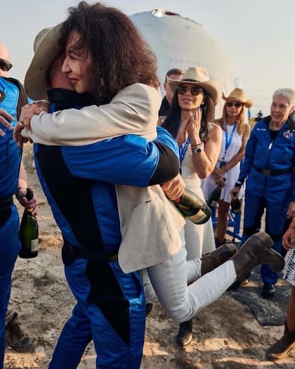 Jackie Bezos, madre de Jeff Bezos después de una de las pruebas de Blue Origin (Instagram @jeffbezos)