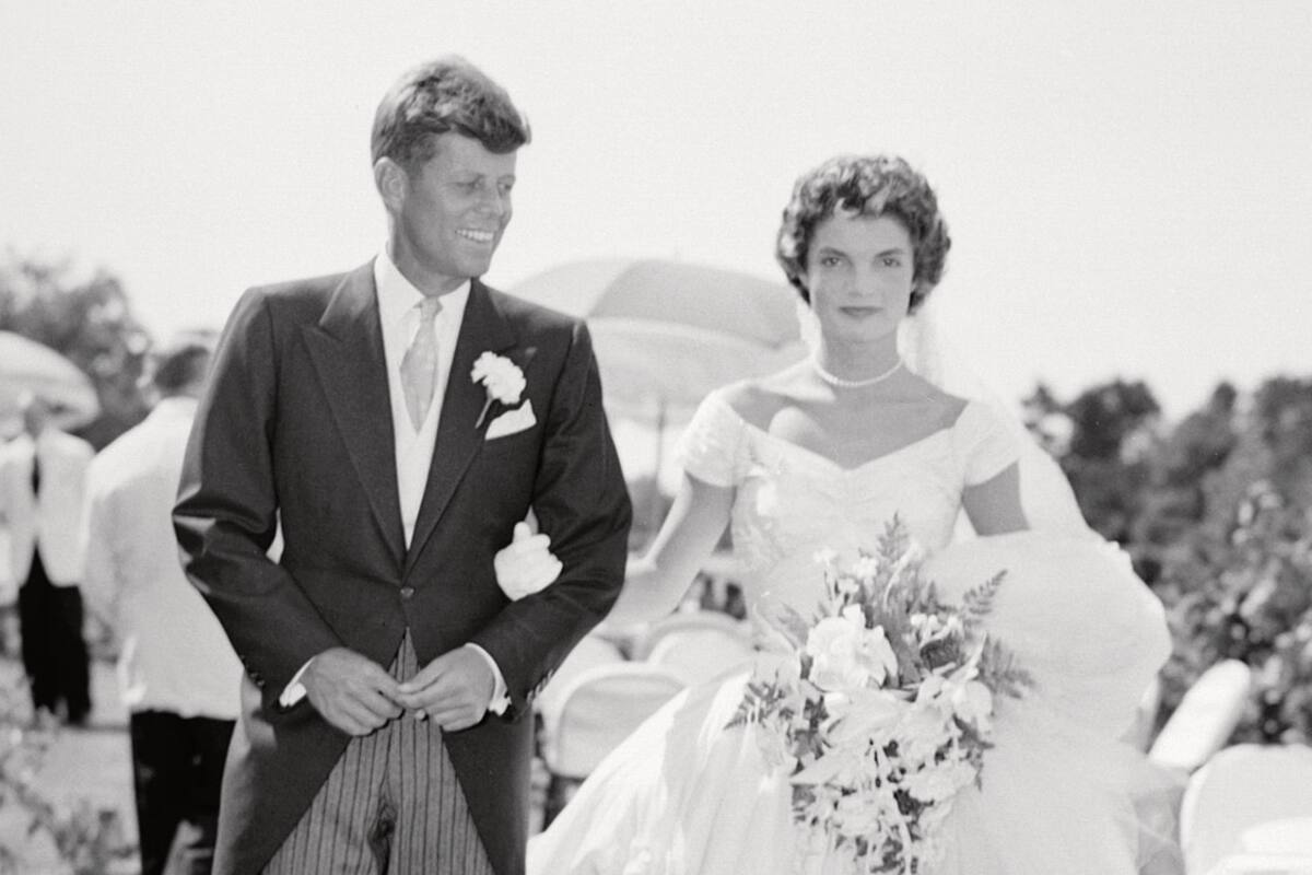 Jackie Bouvier, recién casada, del brazo de su flamante marido, John Fitzgerald Kennedy (Photo by Bachrach/Getty Images)