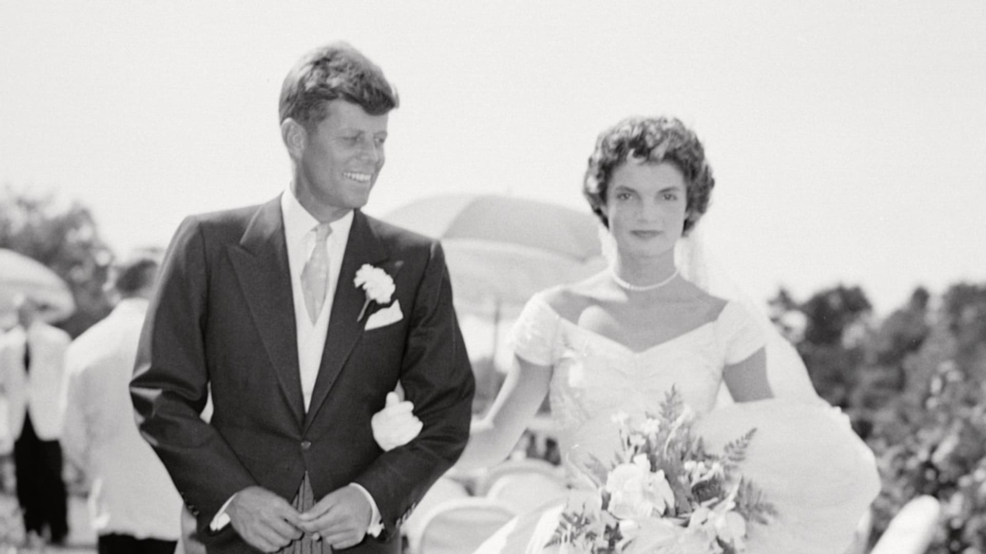 Jackie Bouvier, recién casada, del brazo de su flamante marido, John Fitzgerald Kennedy (Photo by Bachrach/Getty Images)