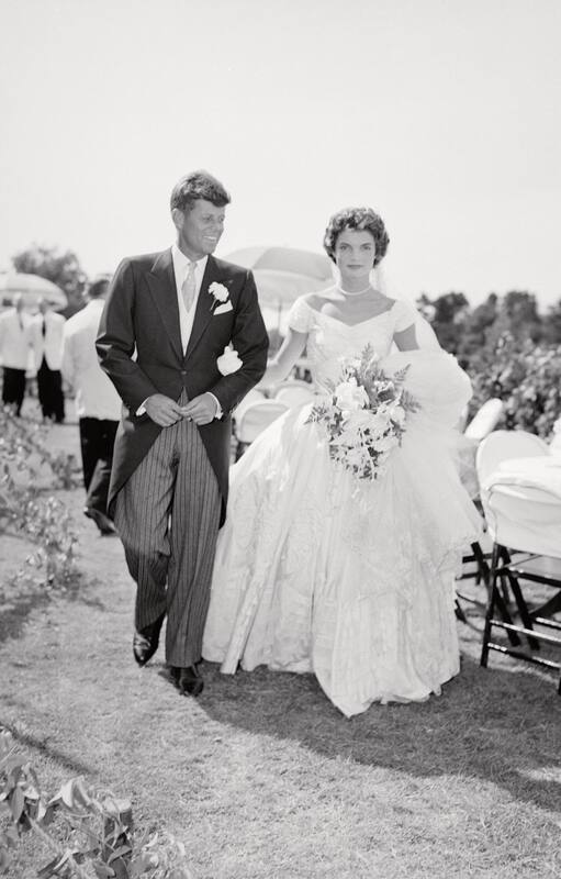 Jackie Bouvier, recién casada, del brazo de su flamante marido, John Fitzgerald Kennedy (Photo by Bachrach/Getty Images)