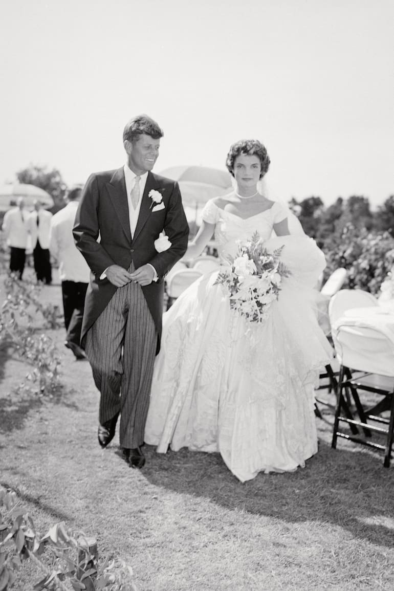 Jackie Bouvier, recién casada, del brazo de su flamante marido, John Fitzgerald Kennedy (Photo by Bachrach/Getty Images)