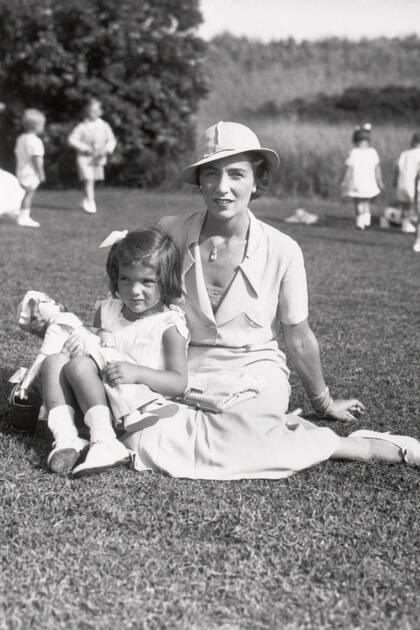 Jackie con su madre, Janet Lee Bouvier, en el verano de 1933.