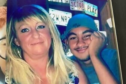 Jackie Crane junto a su hijo Ethan, fallecido en 2019. Captura: abc15.com