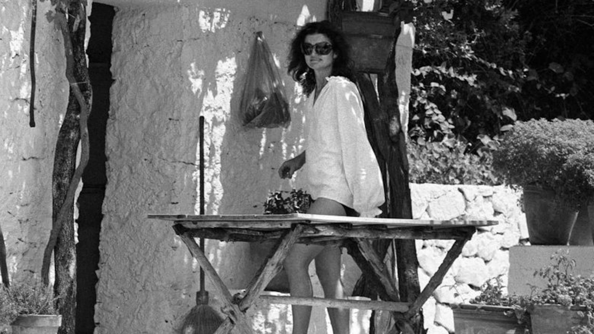 Jackie Kennedy, en la isla Skorpios (Grecia), en julio de 1975 (GETTY IMAGES)