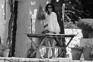 Jackie Kennedy, en la isla Skorpios (Grecia), en julio de 1975 (GETTY IMAGES)