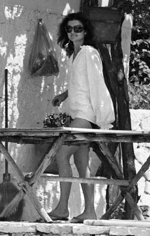 Jackie Kennedy, en la isla Skorpios (Grecia), en julio de 1975 (GETTY IMAGES)