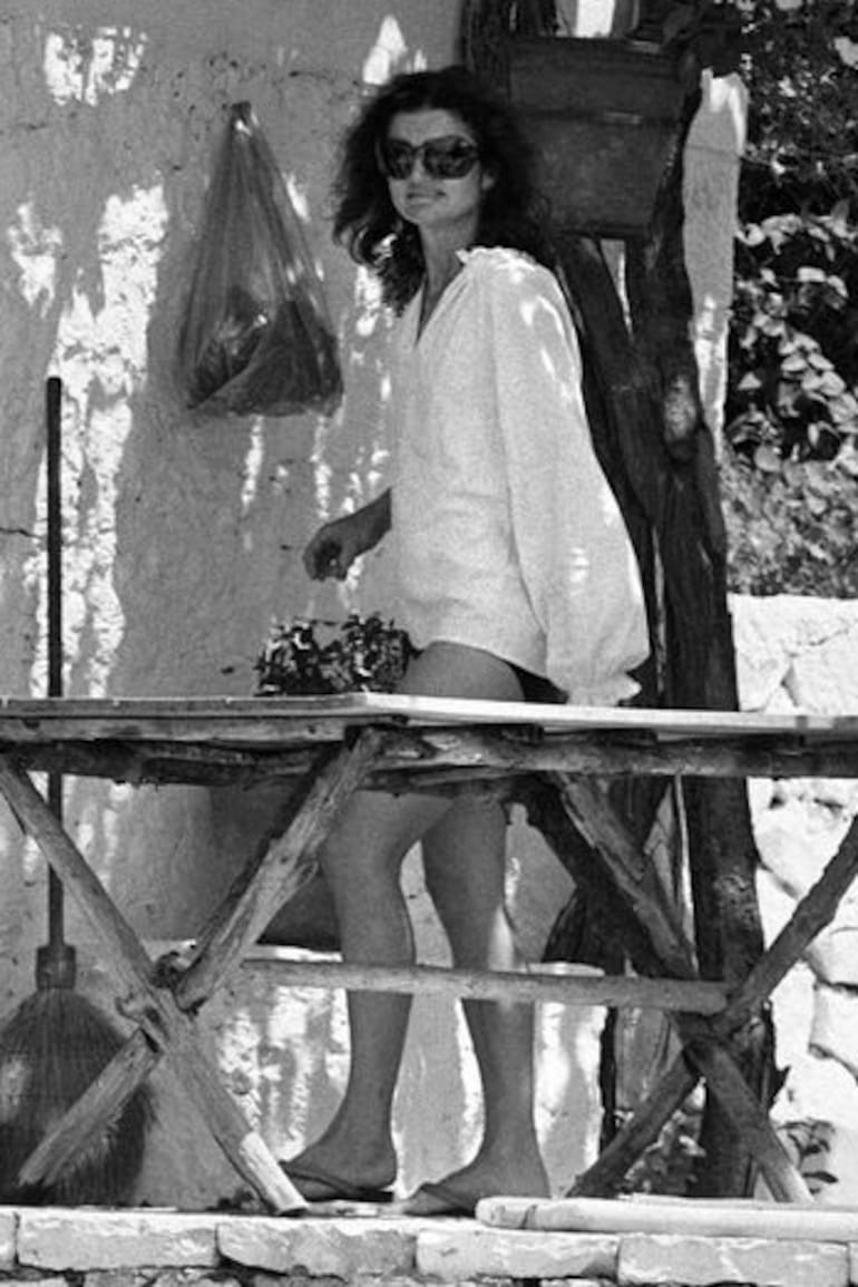 Jackie Kennedy, en la isla Skorpios (Grecia), en julio de 1975 (GETTY IMAGES)