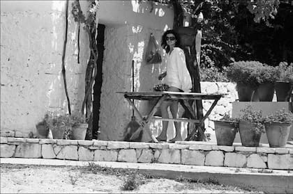 Jackie Kennedy, en la isla Skorpios (Grecia), en julio de 1975 (GETTY IMAGES)
