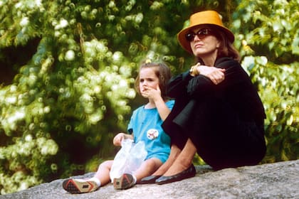 Jackie Kennedy Onassis con su nieta Rose (hija de Caroline), durante uno de los habituales paseos dominicales que daba por el Central Park. La foto es de 1992. Jackie murió el 19 de mayo de 1994