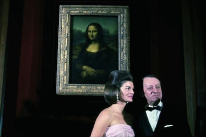 Jackie Kennedy y el exministro de Cultura francés André Malraux posan ante La Gioconda en la National Gallery of Art de Washington