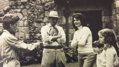 Jackie Kennedy y sus hijos con los Cárcano, en San Miguel.