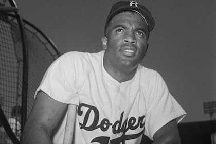 Jackie Robinson hizo historia al convertirse en el primer afrodescendiente en llegar a la Major League Baseball (Crédito: Associated Press)