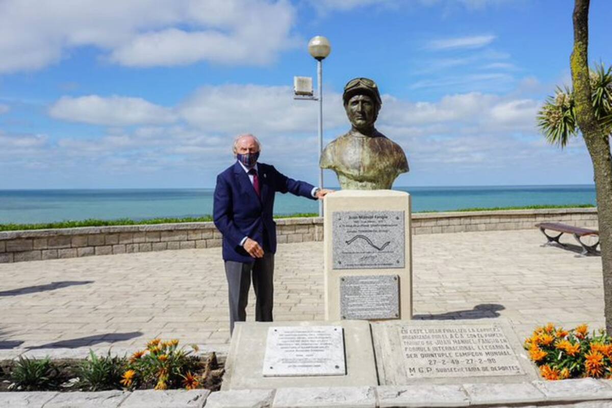 Jackie Stewart en el Torreón de Mar del Plata, allí corrió en 1949 y Fangio logró su primer triunfo internacional.