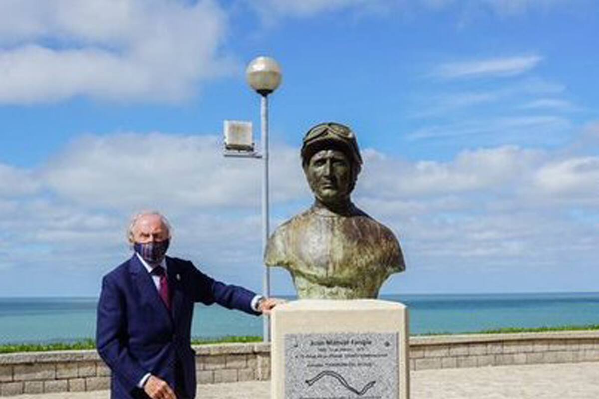 Jackie Stewart junto al busto de Fangio en el Torreón de Mar del Plata. Allí se corrió en 1949, logrando el balcarceño su primer triunfo internacional.