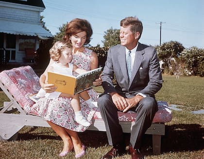 Jackie y John F. Kennedy, en su casa de verano en Hyannis Port, con su hija Caroline. La foto
es de julio de 1960, cuando Caroline estaba por cumplir 3 años y su padre, por entonces senador, estaba en campaña para la presidencia de los Estados Unidos