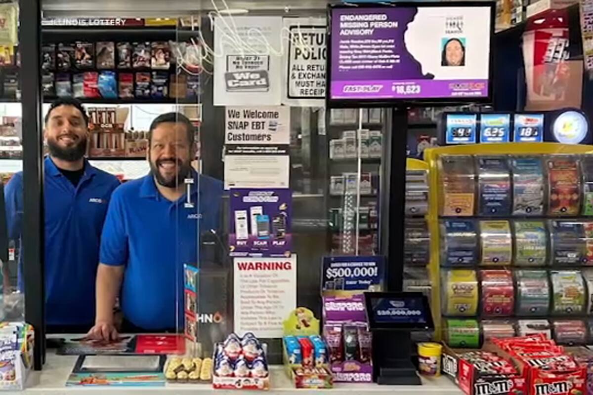Jackpaul Singh, dueño de ARCO en West Rogers Park, Chicago, junto a un empleado