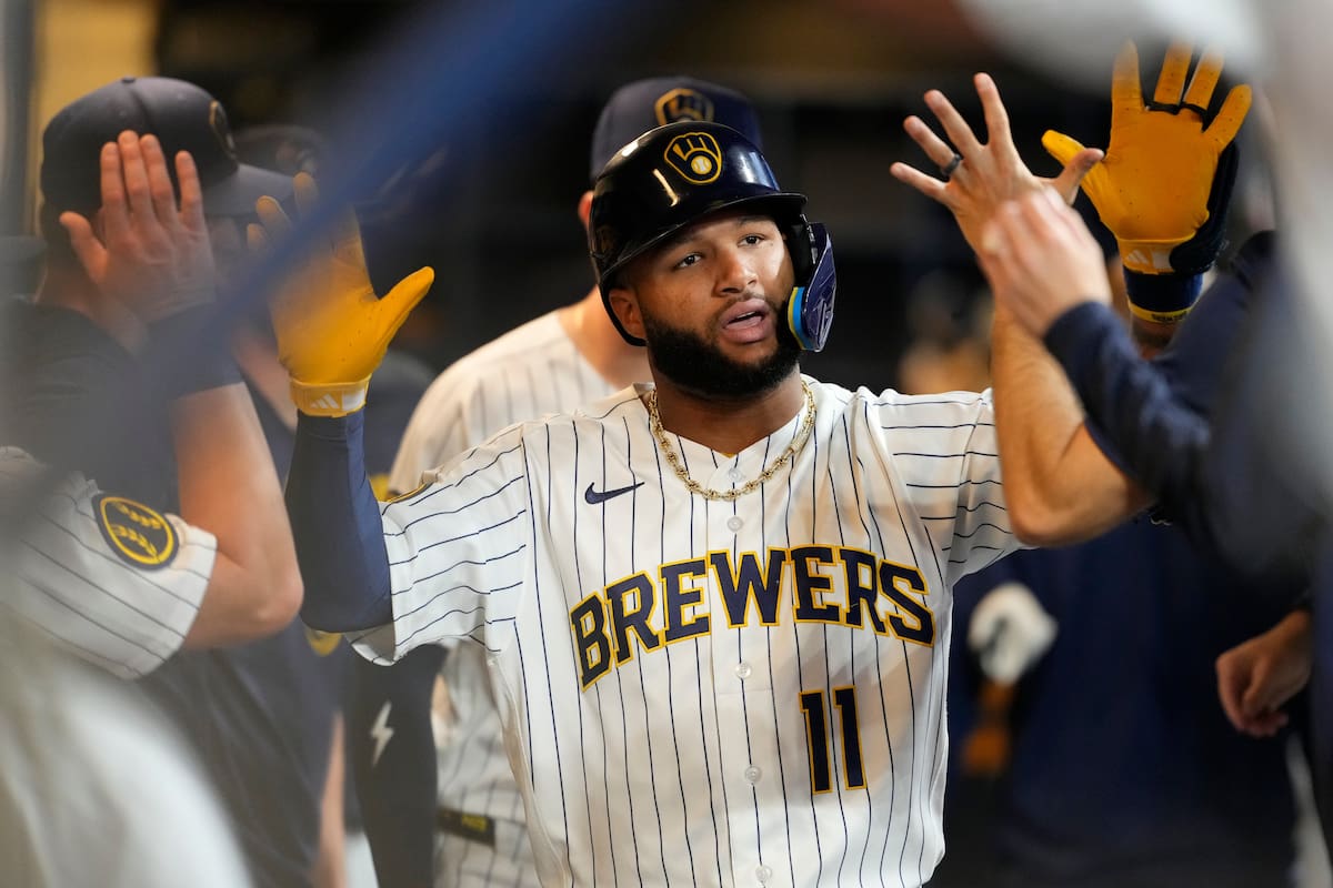 Jackson Chourio de los Cerveceros de Milwaukee felicitado en el dugout por sus compañeros tras batea
