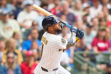 Jackson Chourio, de los Cerveceros de Milwaukee, conecta un jonrón durante la primera entrada de un partido de béisbol contra los Filis de Filadelfia, el domingo 14 de junio de 2026, en Milwaukee