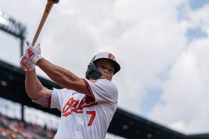Jackson Holliday, de los Orioles de Baltimore, se prepara para su turno al bate ante los Azulejos de Toronto, el miércoles 31 de julio de 2024 (AP Foto/Stephanie Scarbrough)