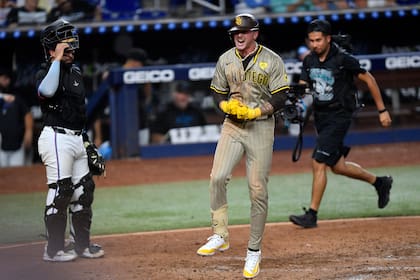 Jackson Merrill, de los Padres de San Diego, celebra después de batear jonrón durante la 9na entrada del juego de béisbol en contra de los Marlins de Miami, el viernes 9 de agosto, en Miami. (AP Foto/Michael Laughlin)