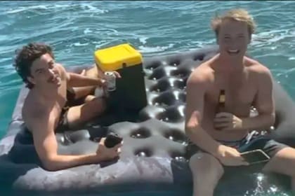 Jackson Perry y Noah Palmer estaban emocionados cuando se subieron a su pequeña embarcación inflable, pero algo no salió bien