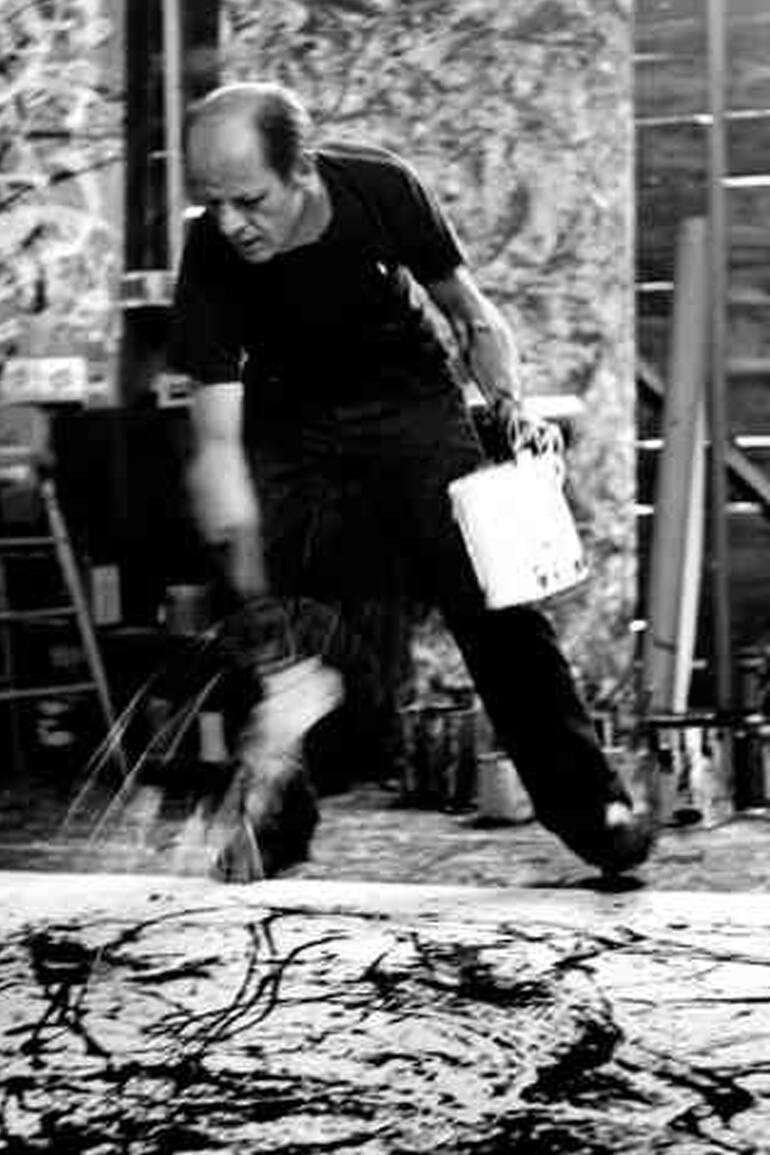Jackson Pollock desplegando su arte