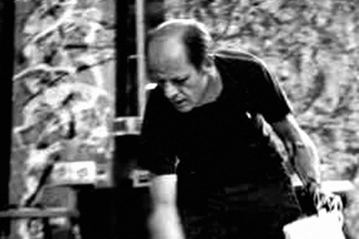 Jackson Pollock desplegando su arte