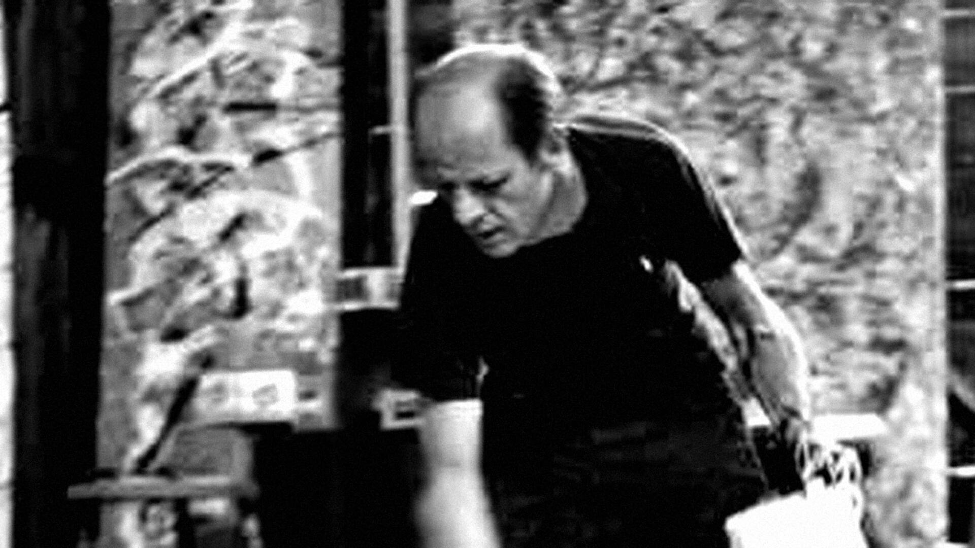 Jackson Pollock desplegando su arte