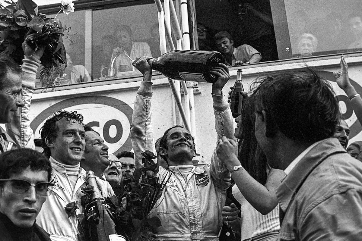 Jacky Ickx, con el trofeo de Las 24 Horas de Le Mans en sus manos, el 15 de junio de 1969