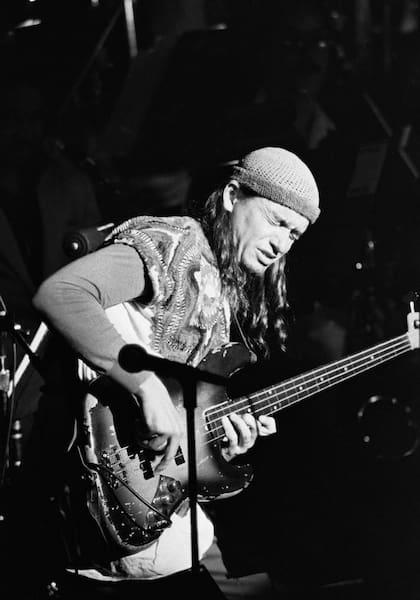 Jaco y su legendario Bass of Doom, el Fender Jass Bass modelo 62 al que le quitó los trastes (con un cuchillo) para lograr un sonido similar al del contrabajo
