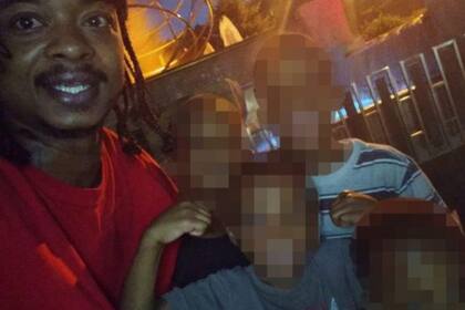 Jacob Blake (izquierda) recibió los disparos en la espalda de un policía.