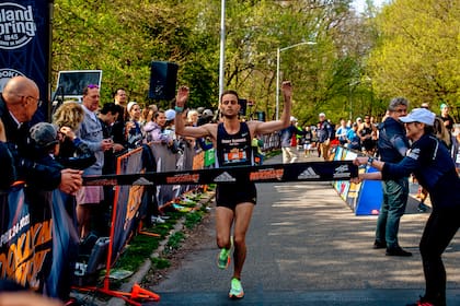 Jacob Caswell cruza la meta en el maratón de Brooklyn, Nueva York: ganó la división no binaria