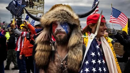 Jacob Chansley, apodado el "chamán de QAnon", celebró el indultó de Trump.