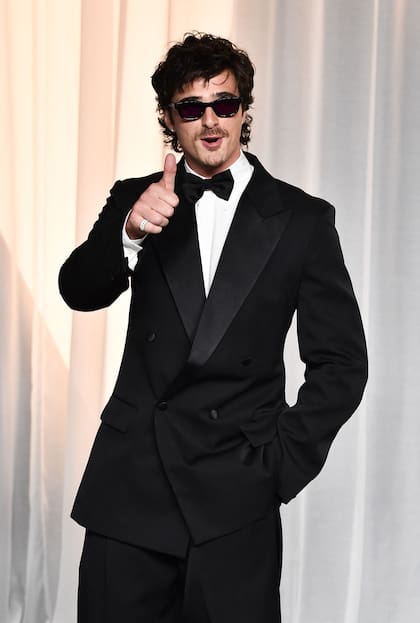Jacob Elordi caminó las alfombra sin sacarse los anteojos con un look diseñado por Bottega Veneta